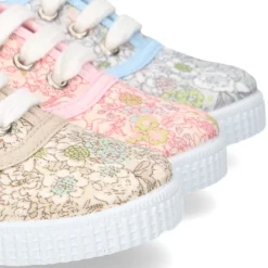 Zapatilla tipo Bamba con cordones en lona algodón con FLORES pasteles.