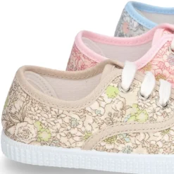 Zapatilla tipo Bamba con cordones en lona algodón con FLORES pasteles.