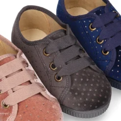 Zapatilla tipo BAMBA con cordones en terciopelo con brillos.