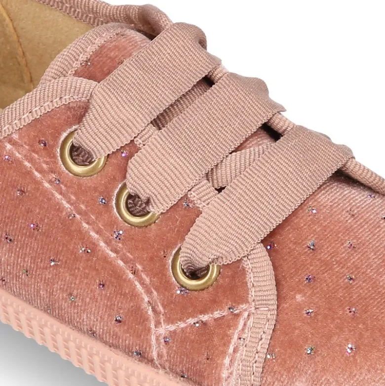 Zapatilla tipo BAMBA con cordones en terciopelo con brillos.