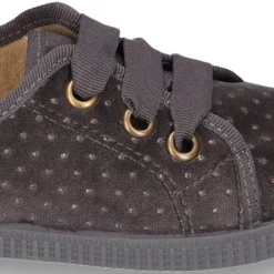 Zapatilla tipo BAMBA con cordones en terciopelo con brillos.