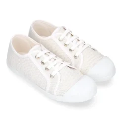 Zapatilla tipo bamba con cordones y puntera en lona mil rayas.