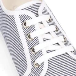 Zapatilla tipo bamba con cordones y puntera en lona mil rayas.