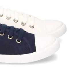 Zapatilla tipo bamba con cordones y puntera.