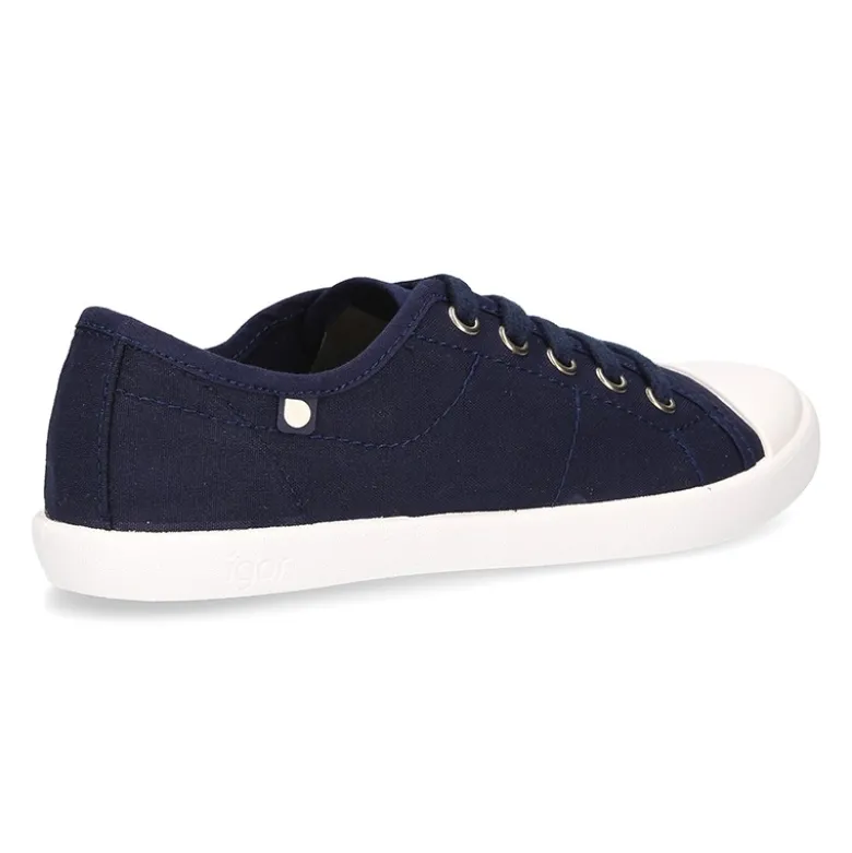 Zapatilla tipo bamba con cordones y puntera.