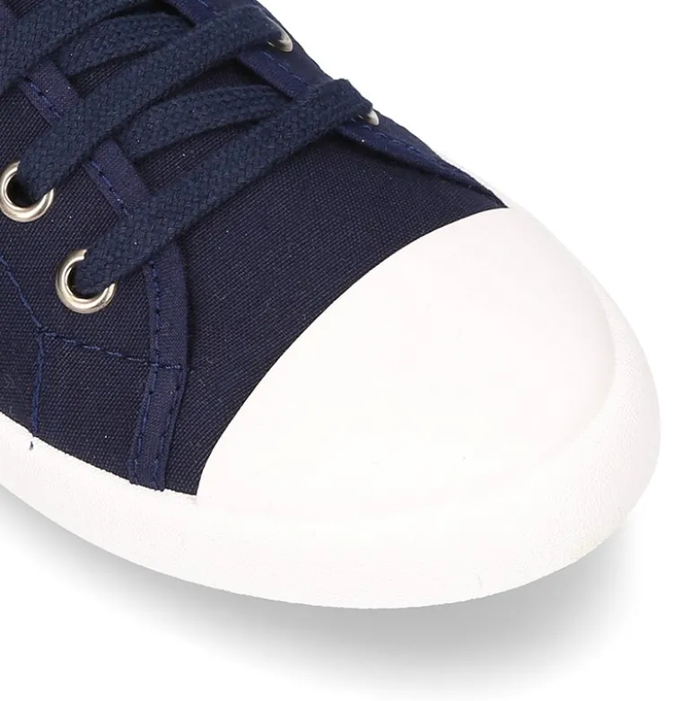 Zapatilla tipo bamba con cordones y puntera.