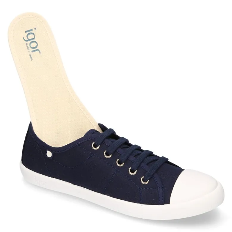 Zapatilla tipo bamba con cordones y puntera.