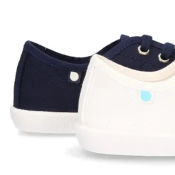 Zapatilla tipo bamba con cordones y puntera.
