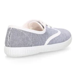 Zapatilla tipo bamba con cordones en lona mil rayas.