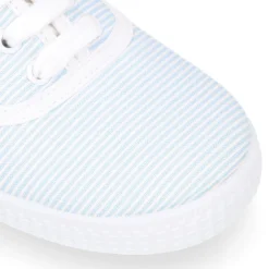 Zapatilla tipo bamba con cordones en lona mil rayas.