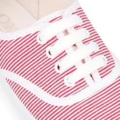 Zapatilla tipo bamba con cordones en lona mil rayas.