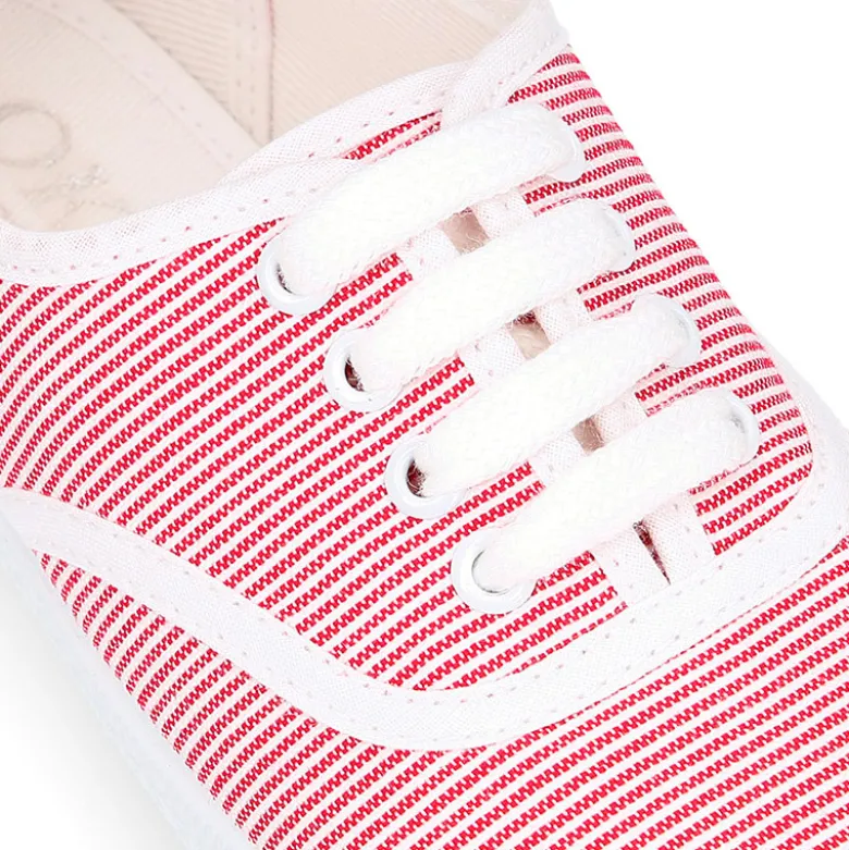 Zapatilla tipo bamba con cordones en lona mil rayas.