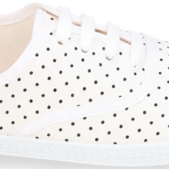 Zapatilla tipo bamba con cordones y lunares.