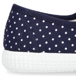 Zapatilla tipo bamba con cordones y lunares.