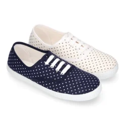 Zapatilla tipo bamba con cordones y lunares.