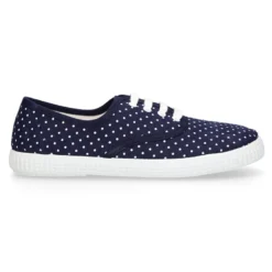 Zapatilla tipo bamba con cordones y lunares.