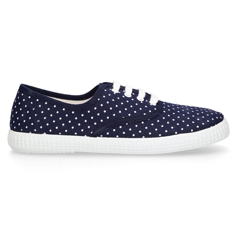 Zapatilla tipo bamba con cordones y lunares.