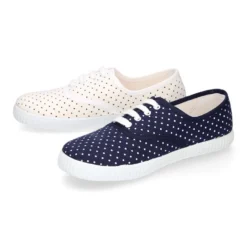 Zapatilla tipo bamba con cordones y lunares.