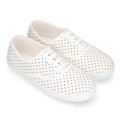 Zapatilla tipo bamba con cordones y lunares.