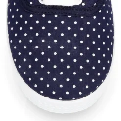 Zapatilla tipo bamba con cordones y lunares.