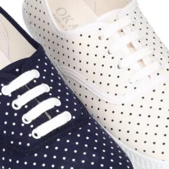 Zapatilla tipo bamba con cordones y lunares.