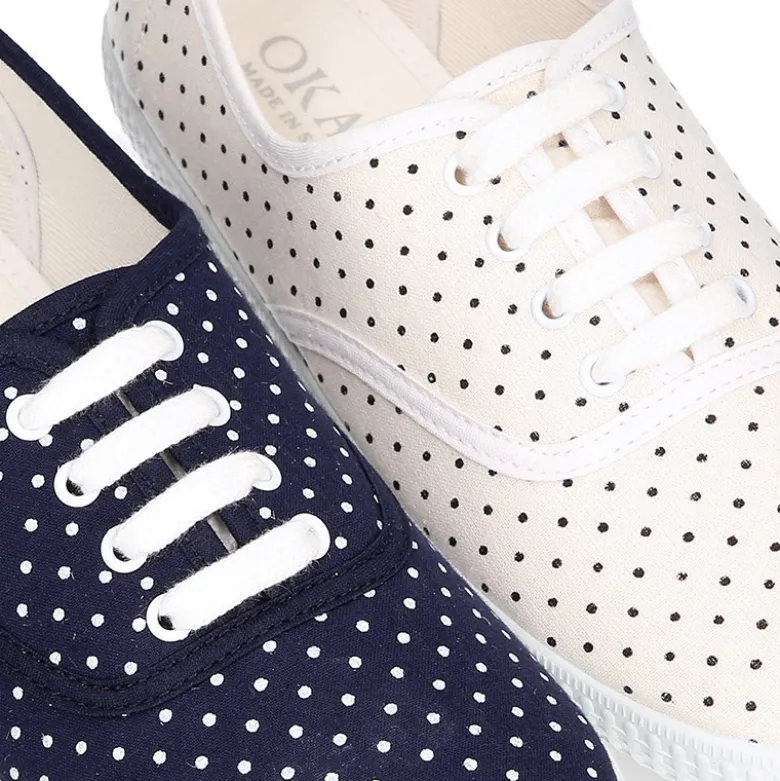 Zapatilla tipo bamba con cordones y lunares.