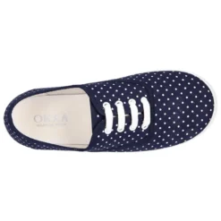 Zapatilla tipo bamba con cordones y lunares.