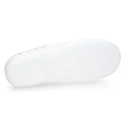 Zapatilla tipo bamba con cordones y lunares.