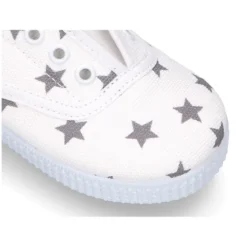 Zapatilla tipo bamba con elástico en lona con estrellas.