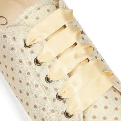 Zapatilla tipo Bamba con puntera y cordones seda en lona metalizada.