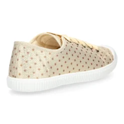 Zapatilla tipo Bamba con puntera y cordones seda en lona metalizada.