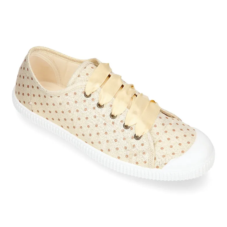 Zapatilla tipo Bamba con puntera y cordones seda en lona metalizada.