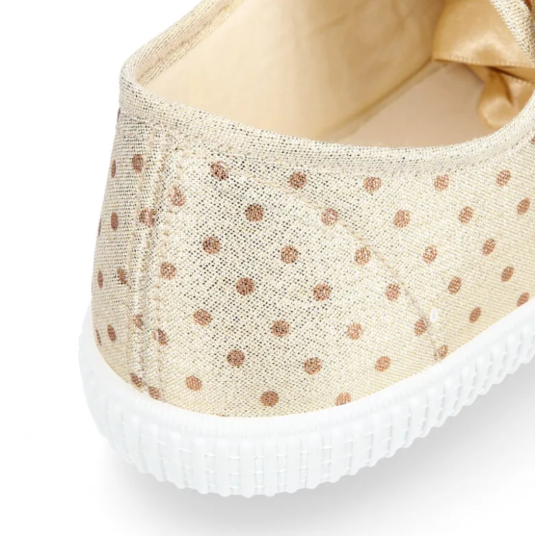 Zapatilla tipo Bamba con puntera y cordones seda en lona metalizada.