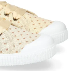Zapatilla tipo Bamba con puntera y cordones seda en lona metalizada.
