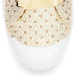 Zapatilla tipo Bamba con puntera y cordones seda en lona metalizada.