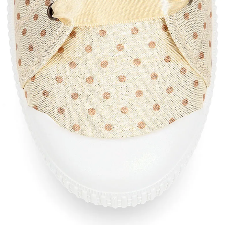 Zapatilla tipo Bamba con puntera y cordones seda en lona metalizada.
