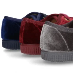 Zapatilla tipo BAMBA niños con cordones en terciopelo.