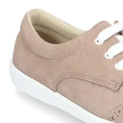 Zapatilla tipo Blucher primavera con cordones y picados en serraje.