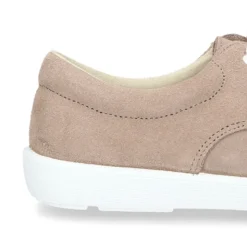 Zapatilla tipo Blucher primavera con cordones y picados en serraje.