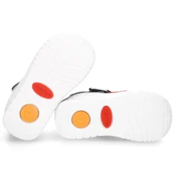 Zapatilla tipo Sandalia GATEO con cierre adherente, puntera y talonera en piel lavable.