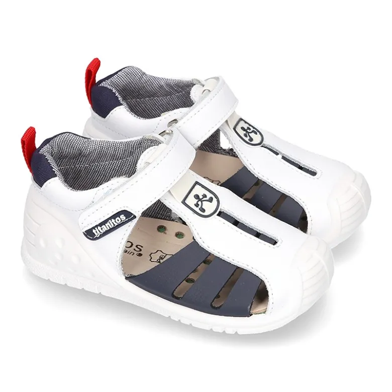 Zapatilla tipo Sandalia GATEO con cierre adherente, puntera y talonera en piel lavable.
