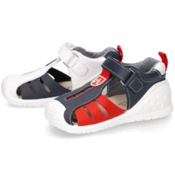 Zapatilla tipo Sandalia GATEO con cierre adherente, puntera y talonera en piel lavable.