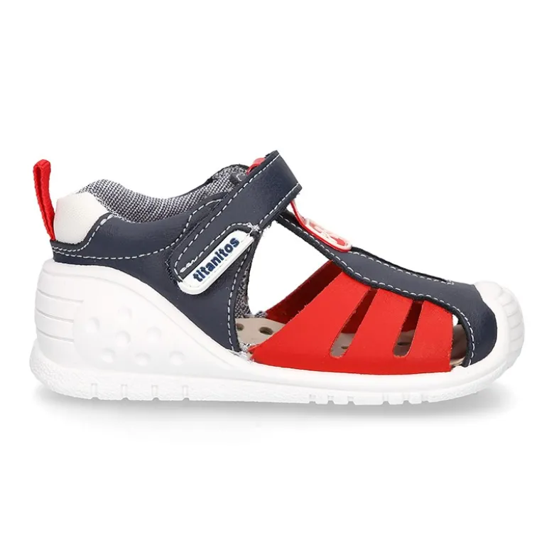 Zapatilla tipo Sandalia GATEO con cierre adherente, puntera y talonera en piel lavable.