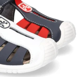 Zapatilla tipo Sandalia GATEO con cierre adherente, puntera y talonera en piel lavable.