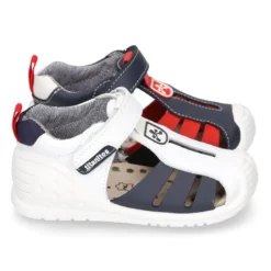 Zapatilla tipo Sandalia GATEO con cierre adherente, puntera y talonera en piel lavable.
