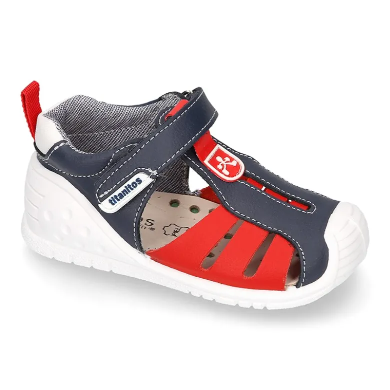 Zapatilla tipo Sandalia GATEO con cierre adherente, puntera y talonera en piel lavable.