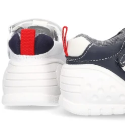 Zapatilla tipo Sandalia GATEO con cierre adherente, puntera y talonera en piel lavable.