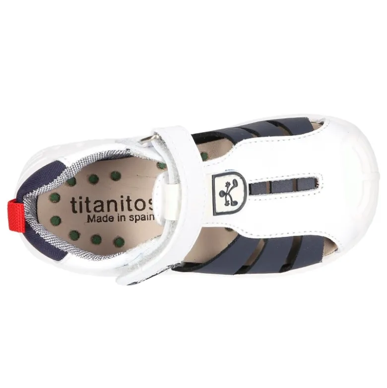 Zapatilla tipo Sandalia GATEO con cierre adherente, puntera y talonera en piel lavable.