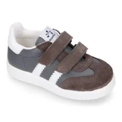 Zapatilla tipo Tenis niños sin cordones en piel napa combinada con piel serraje.