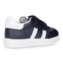 Zapatilla tipo Tenis niños sin cordones en piel napa combinada con piel serraje.